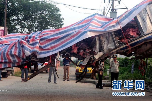 7月26日清晨，一辆大卡车将事故车辆运离事故现场。新华社记者 邢广利 摄